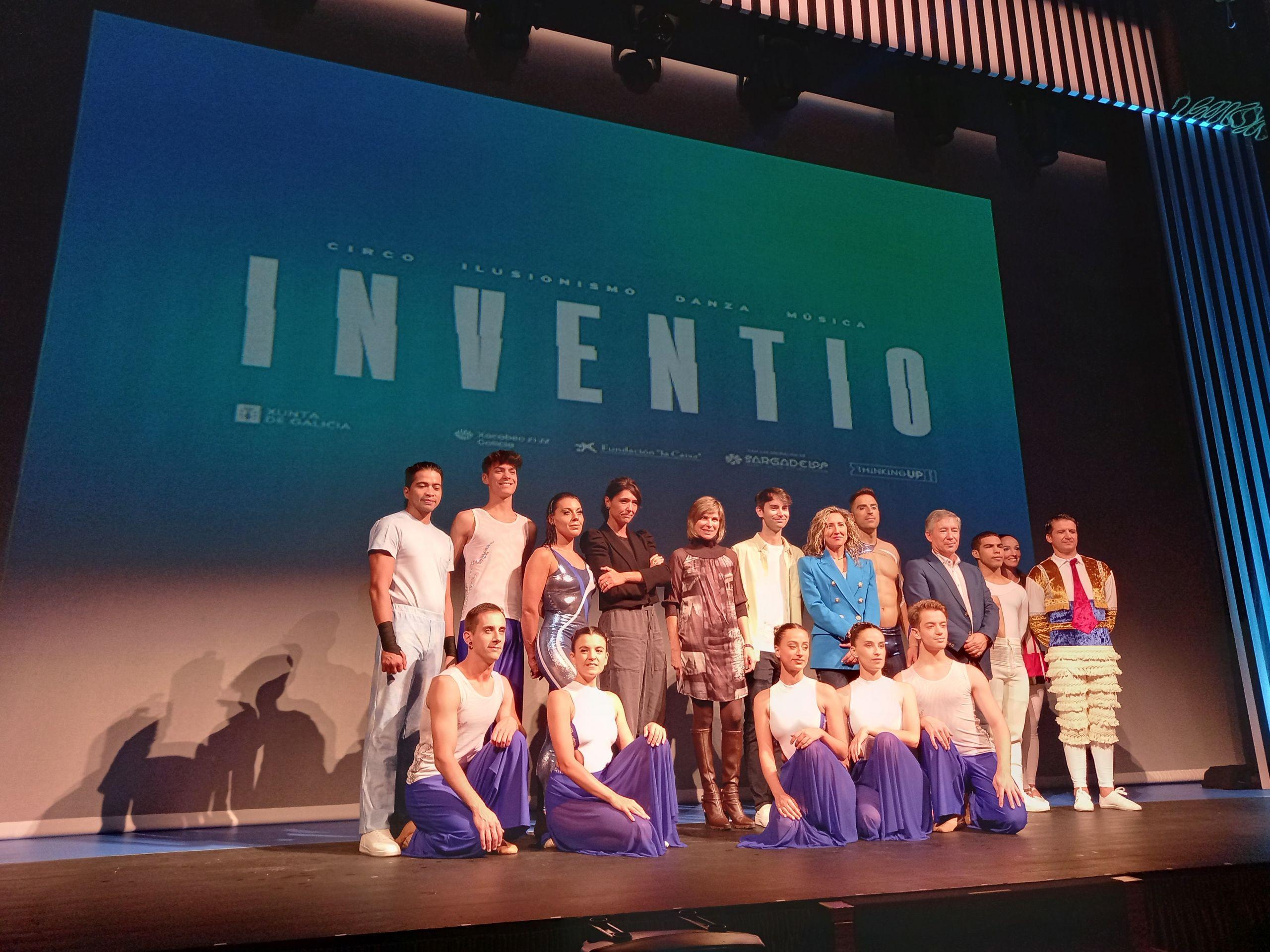 El elenco junto a Martín Varela y los representantes institucionales en el Teatro Jofre