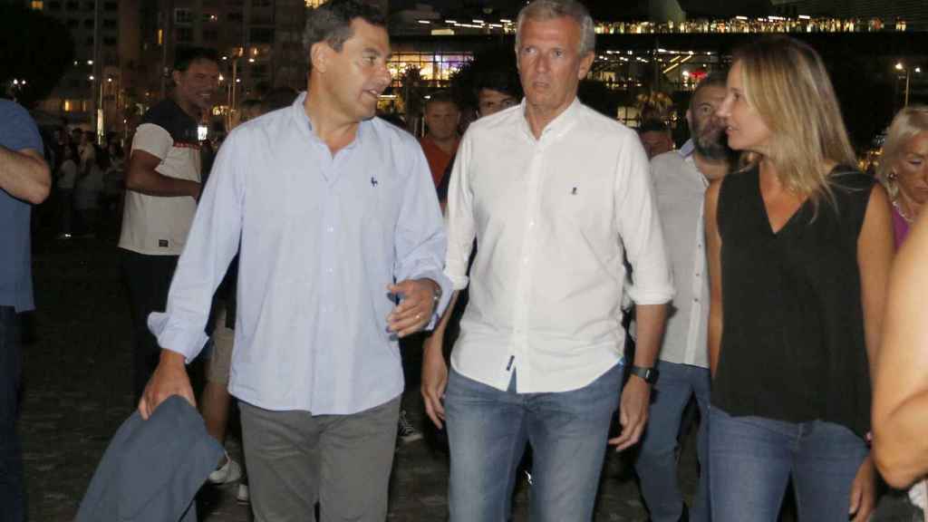 El presidente de la Xunta de Galicia, Alfonso Rueda (i1); el presidente de la Junta de Andalucía, Juanma Moreno (i2); y la delegada de la Xunta en Vigo, Marta Fernández Tapias, asisten al concierto del cantante C Tangana en Vigo.