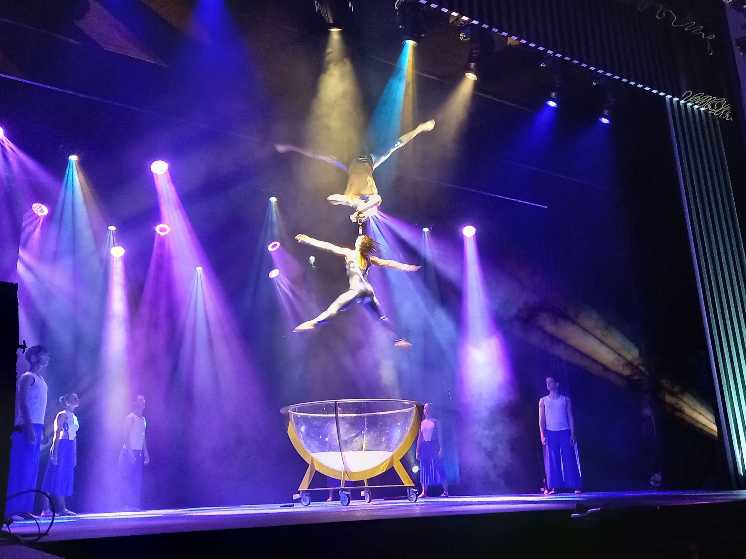 Acróbatas durante un número con agua.