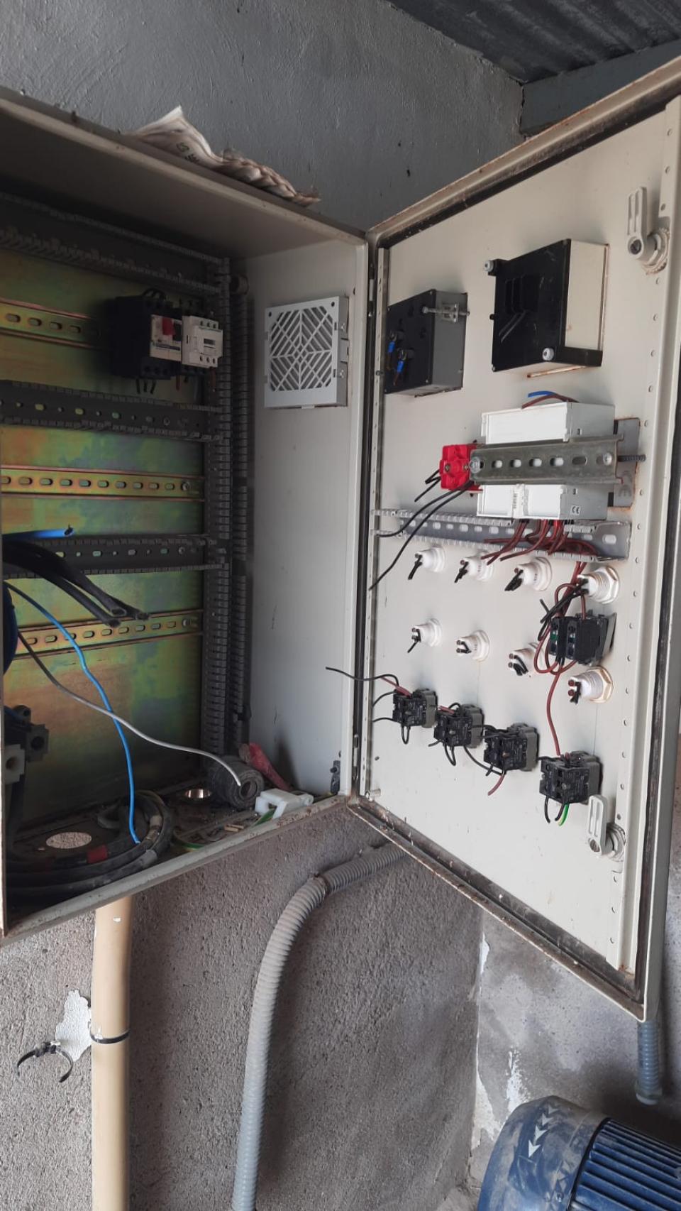 Una instalación eléctrica de Félix Garre de la que han robado las bovinas y el cable de cobre.