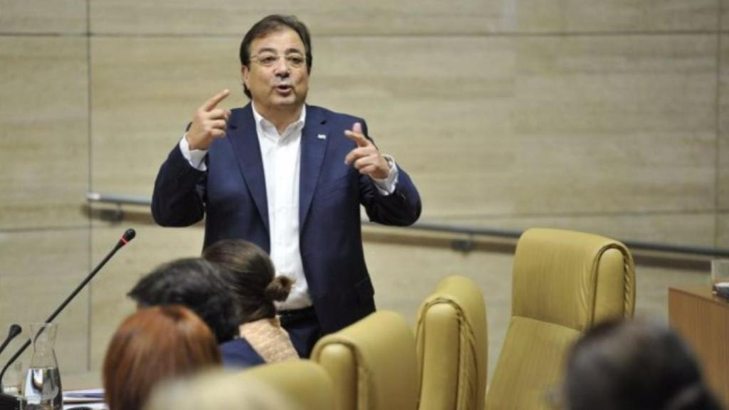 El presidente de la Junta de Extremadura, Guillermo Fernández Vara, este jueves en la sesión plenaria.