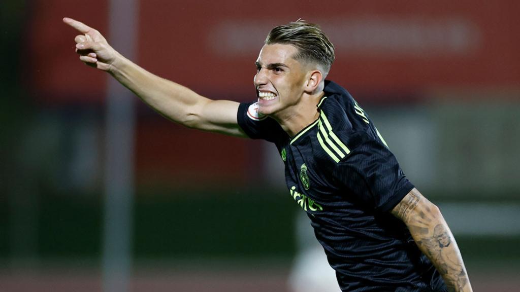 Iker Bravo celebra un gol con el Castilla