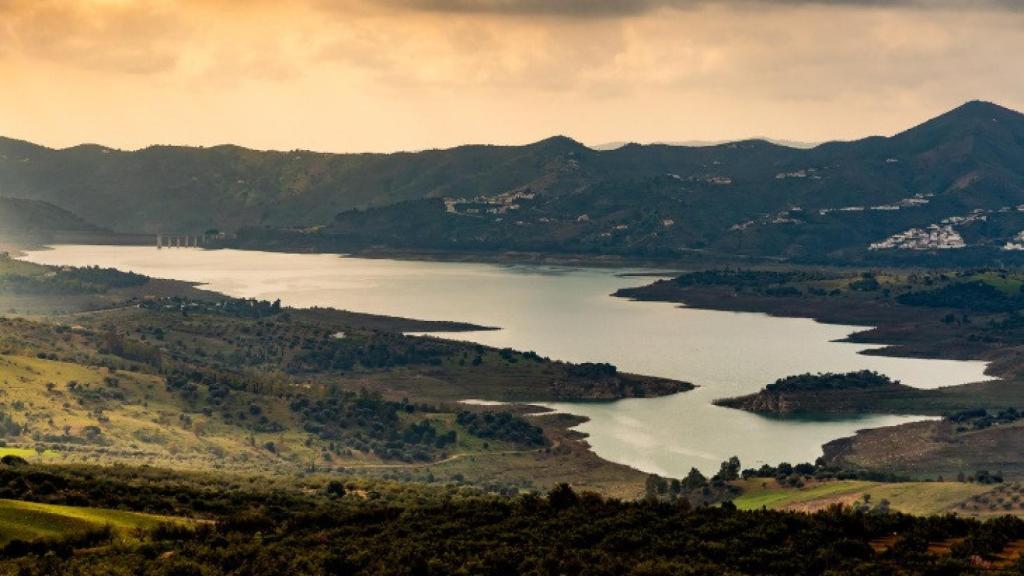 El pantano de La Viñuela está rodeado de extensos olivares.