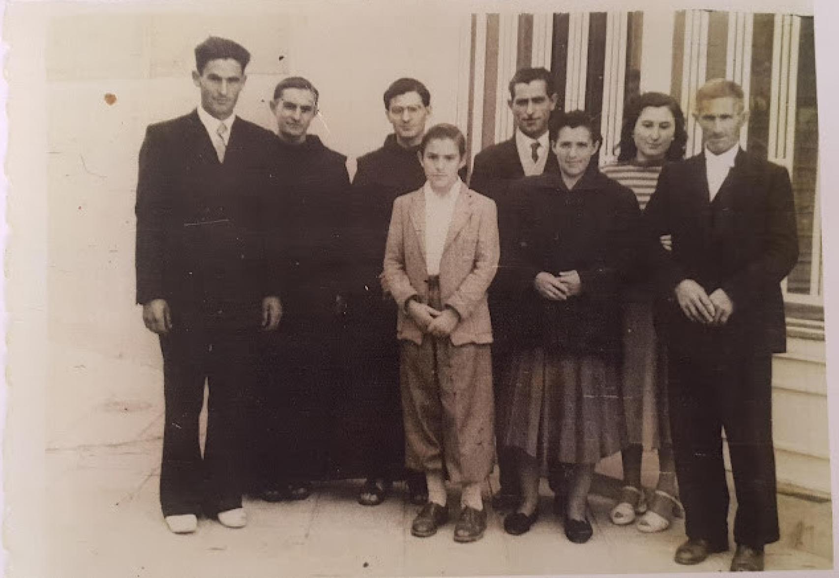 Víctor, el primero por la izquierda, con sus padres y sus hermanos.