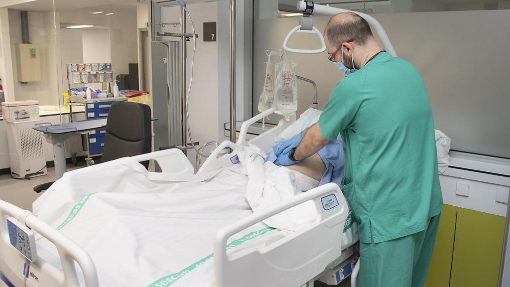 Un sanitario atiende a un paciente en las Urgencias de Guadalajara.