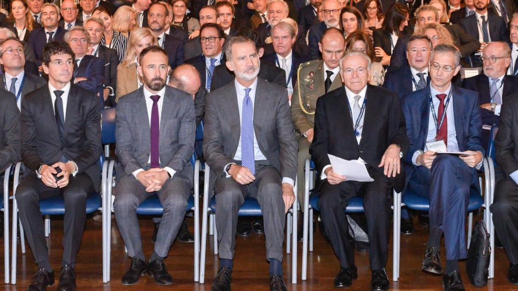 El presidente de la Fundación CEDE, Isidro Fainé, con el rey Felipe VI.
