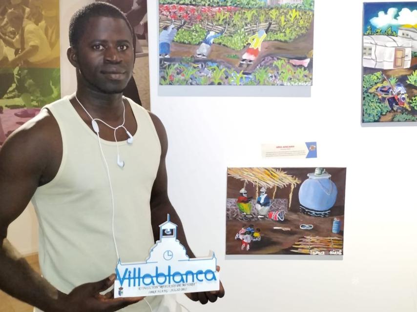 Ibra Niang posa con un reconocimiento a su obra pictórica
