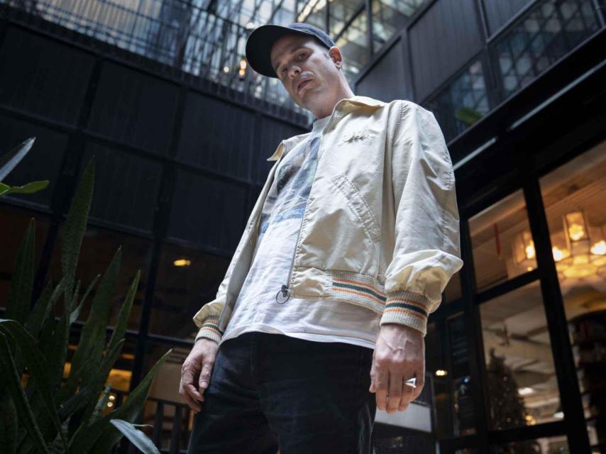 Alizzz posa con descaro en una entrevista concedida a EL ESPAÑOL.