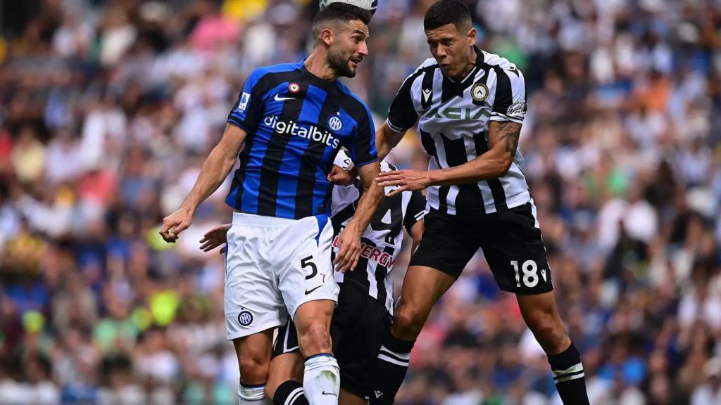 Gagliardini, del Inter, disputa un balón aéreo.