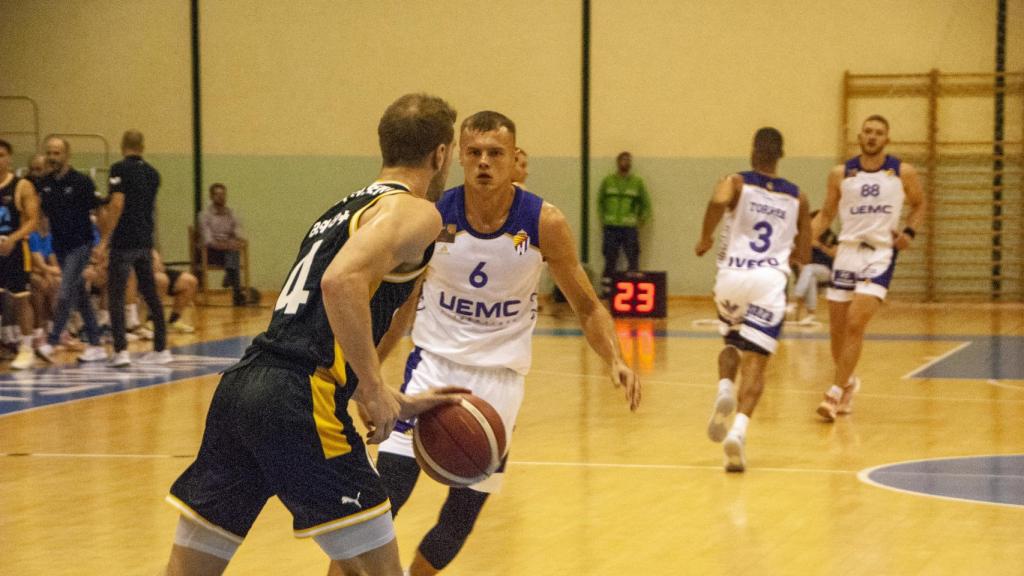 El UEMC Real Valladolid se llevó el Trofeo Diputación-Alimentos de Valladolid ante el Estudiantes