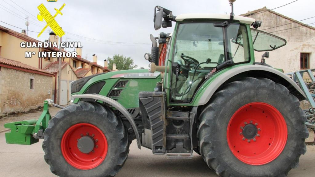 Uno de los tractores incautados.