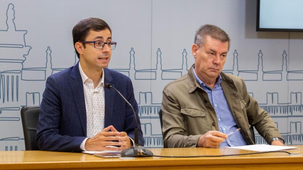 El portavoz socialista, José Luis Mateos, y el concejal Marcelino García