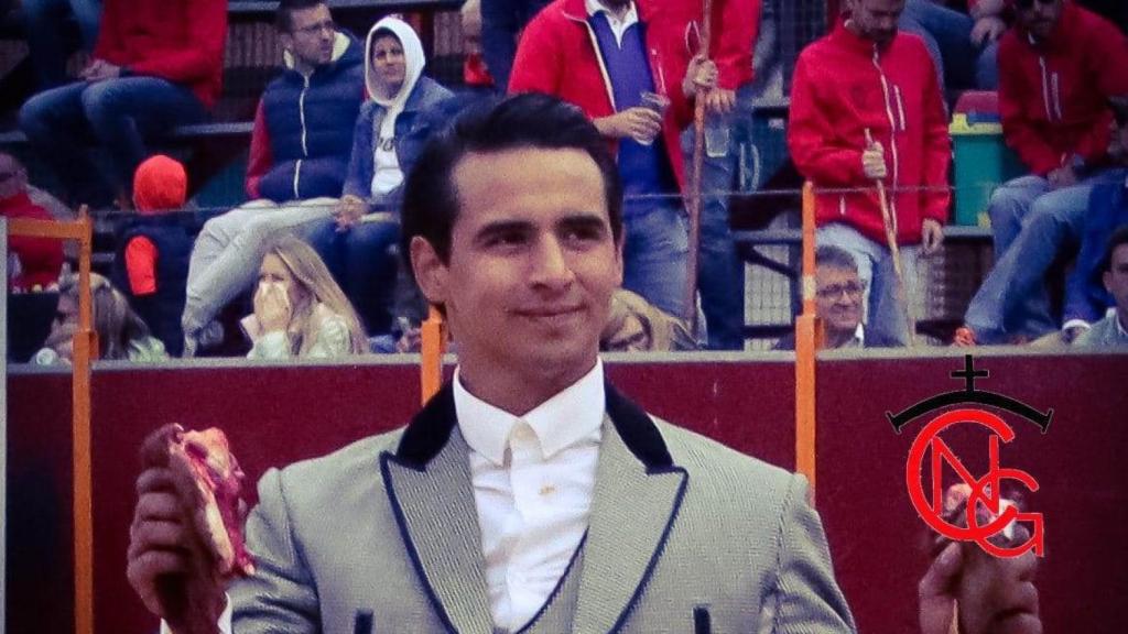 El novillero venezolano José Antonio Valencia pasea las orejas de su novillo