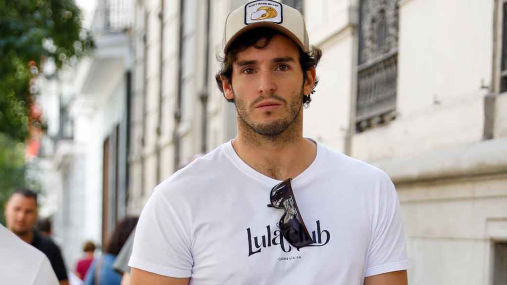 Íñigo Onieva paseando por las calles de Madrid antes de que se hiciera pública su infidelidad confesa a Tamara Falcó.