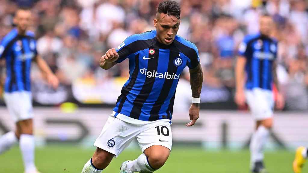 Lautaro Martínez, jugador del Inter, con la publicidad todavía en el pecho.