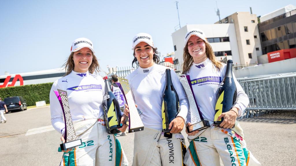 Jamie Chadwick, Belén García yNerea Marti en un podio de las W Series