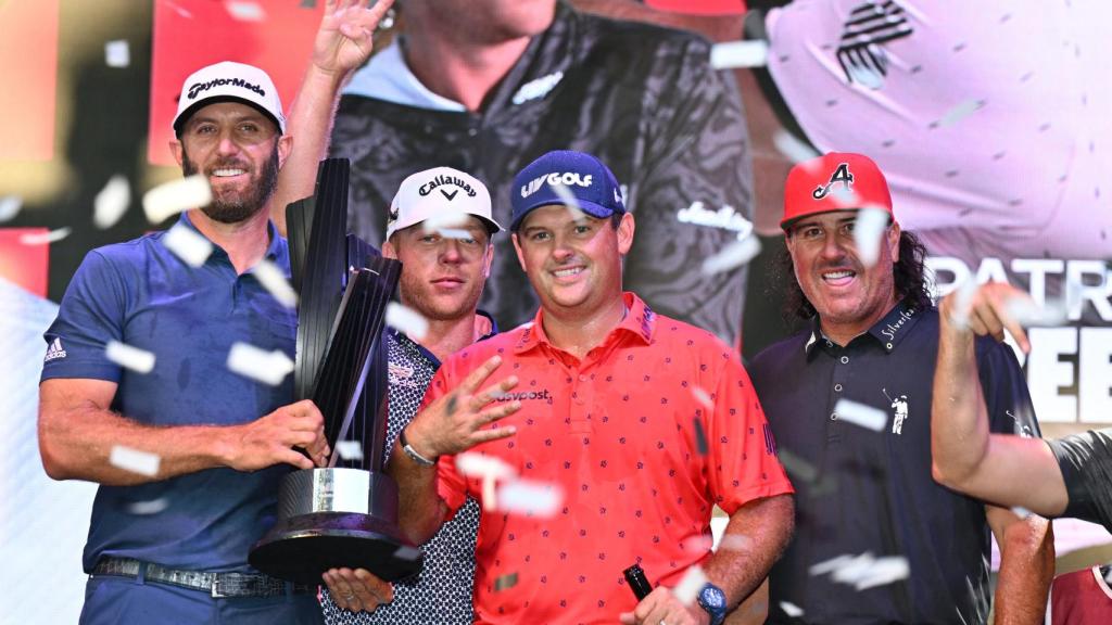 Dustin Johnson, una de las grandes figuras, celebra junto a su equipo uno de los títulos en el LIV Golf.