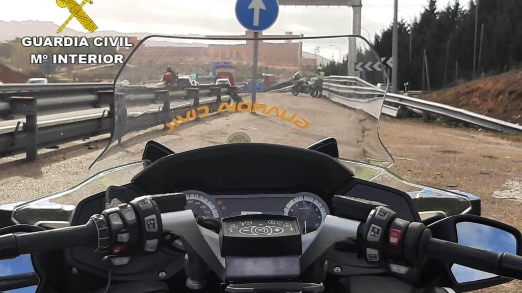 Unos guardias civiles, ángeles de la guarda del empleado de una gasolinera en Guadalajara