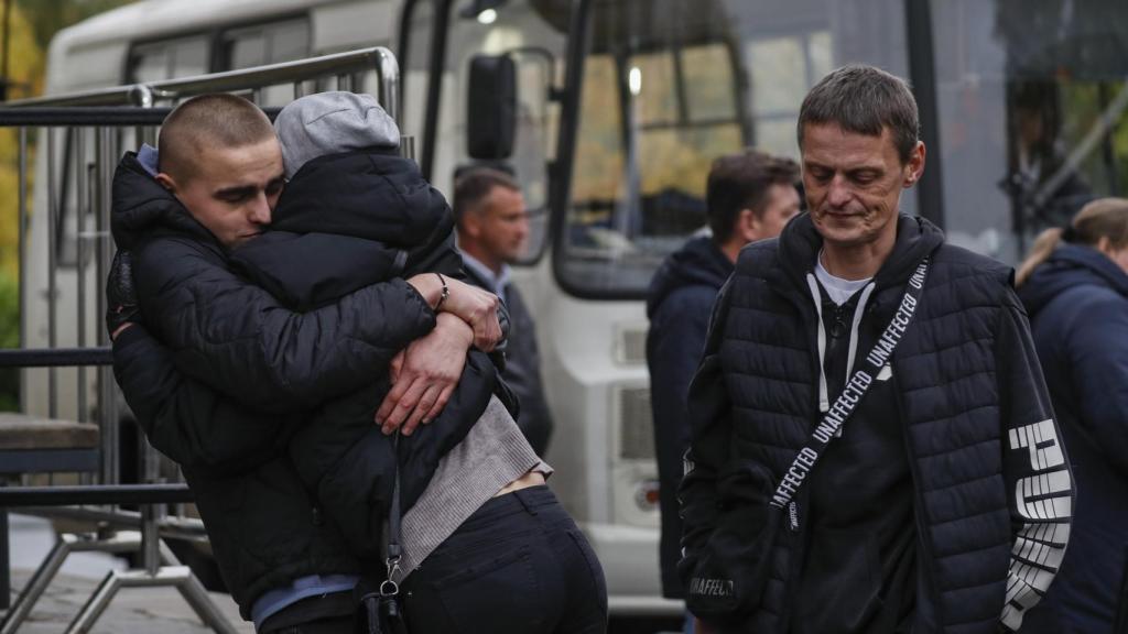 Reservistas se despiden de sus familiares en una oficina de reclutamiento en Moscú.