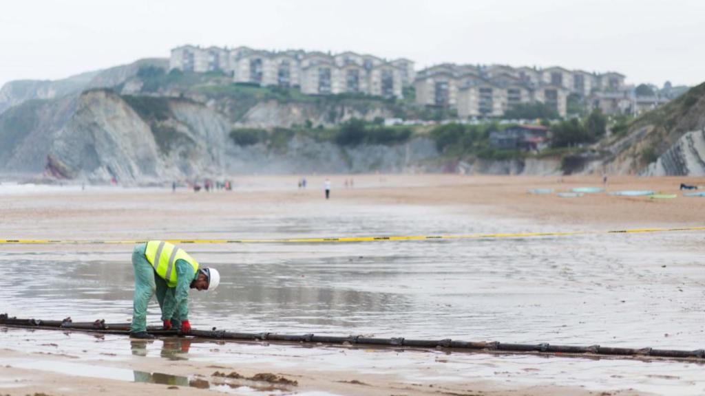 Instalación de un cable de fibra óptica submarino.