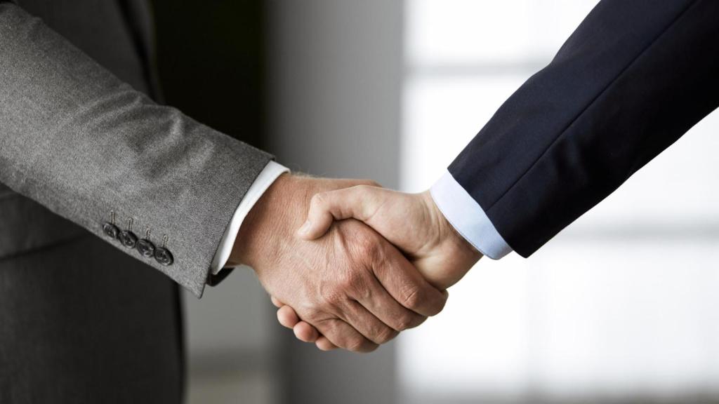 La licitación pública se reduce casi un 10% en Galicia hasta agosto, aunque aumenta en España