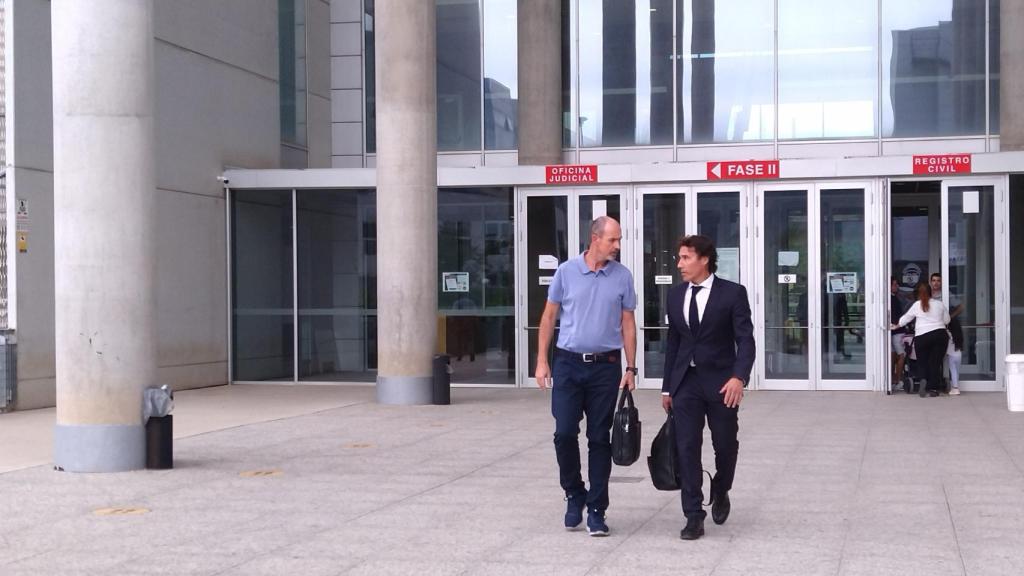 El asesor fiscal José Luis Galiana, este jueves, tras declarar en la Ciudad de la Justicia de Murcia, asistido por su abogado Pablo Ruiz Palacios.