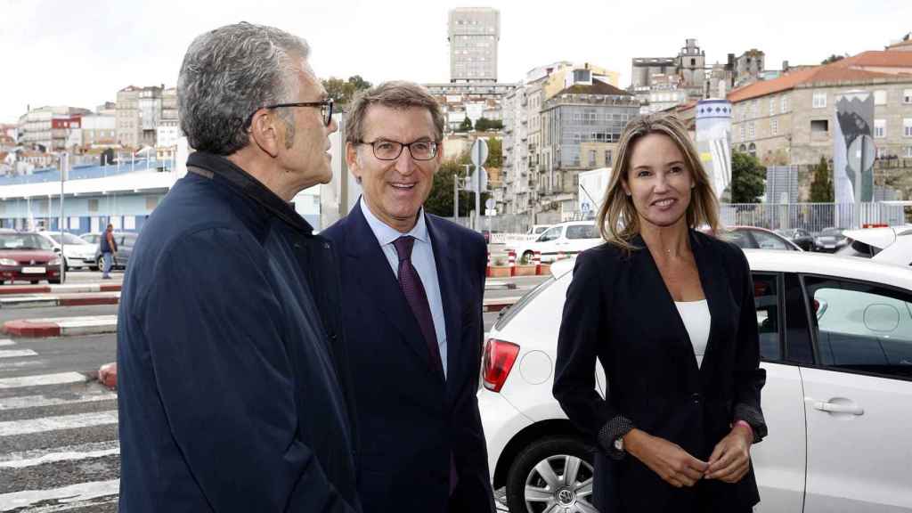 El presidente del Partido Popular, Alberto Núñez Feijóo, llega a una reunión con miembros del sector pesquero español.