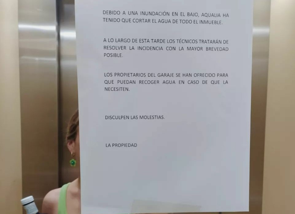Nota en el ascensor de uno de los edificios afectados. Imagen: cedida