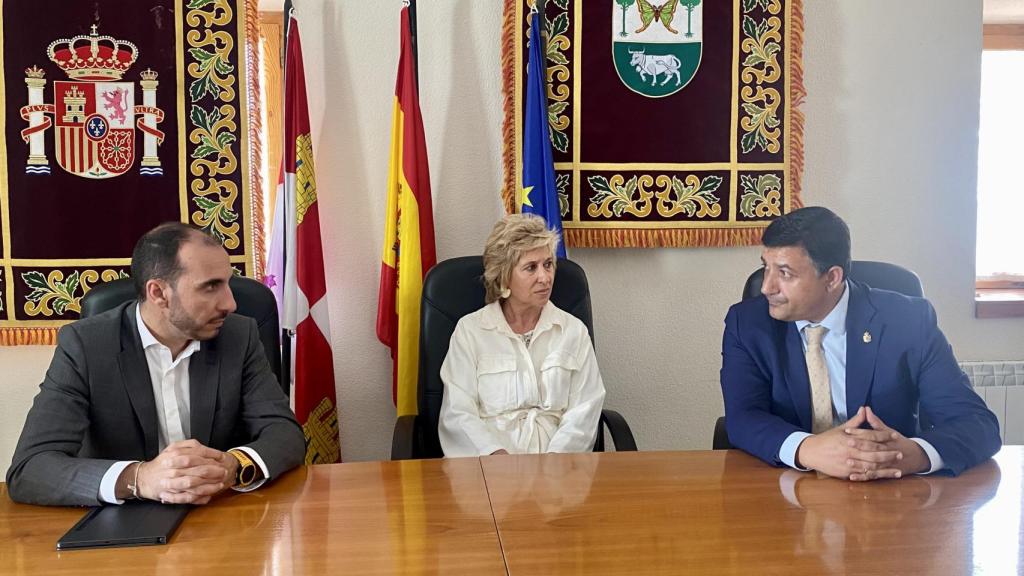 Víctor Fernández, delegado de Capital Energy en Castilla y León (d); junto a la alcaldesa de Peregrinos, Asunción Martín y el presidente de la Diputación, Carlos García