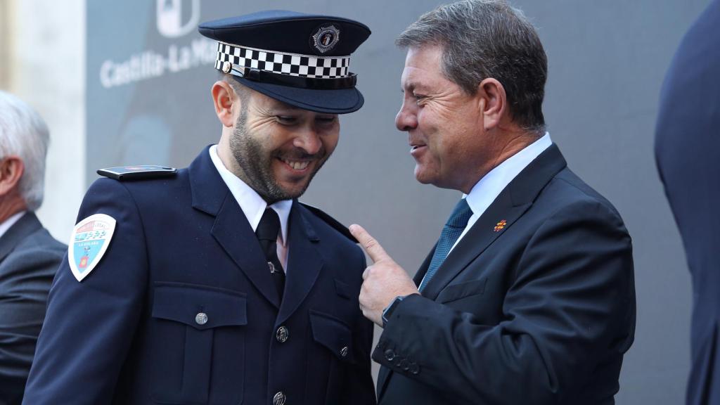 Emiliano García-Page junto a uno de los nuevos policías locales.