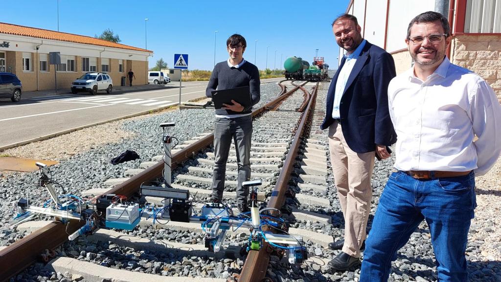 El equipo de Ineco que ha desarrollado Digav junto al prototipo ya validado.