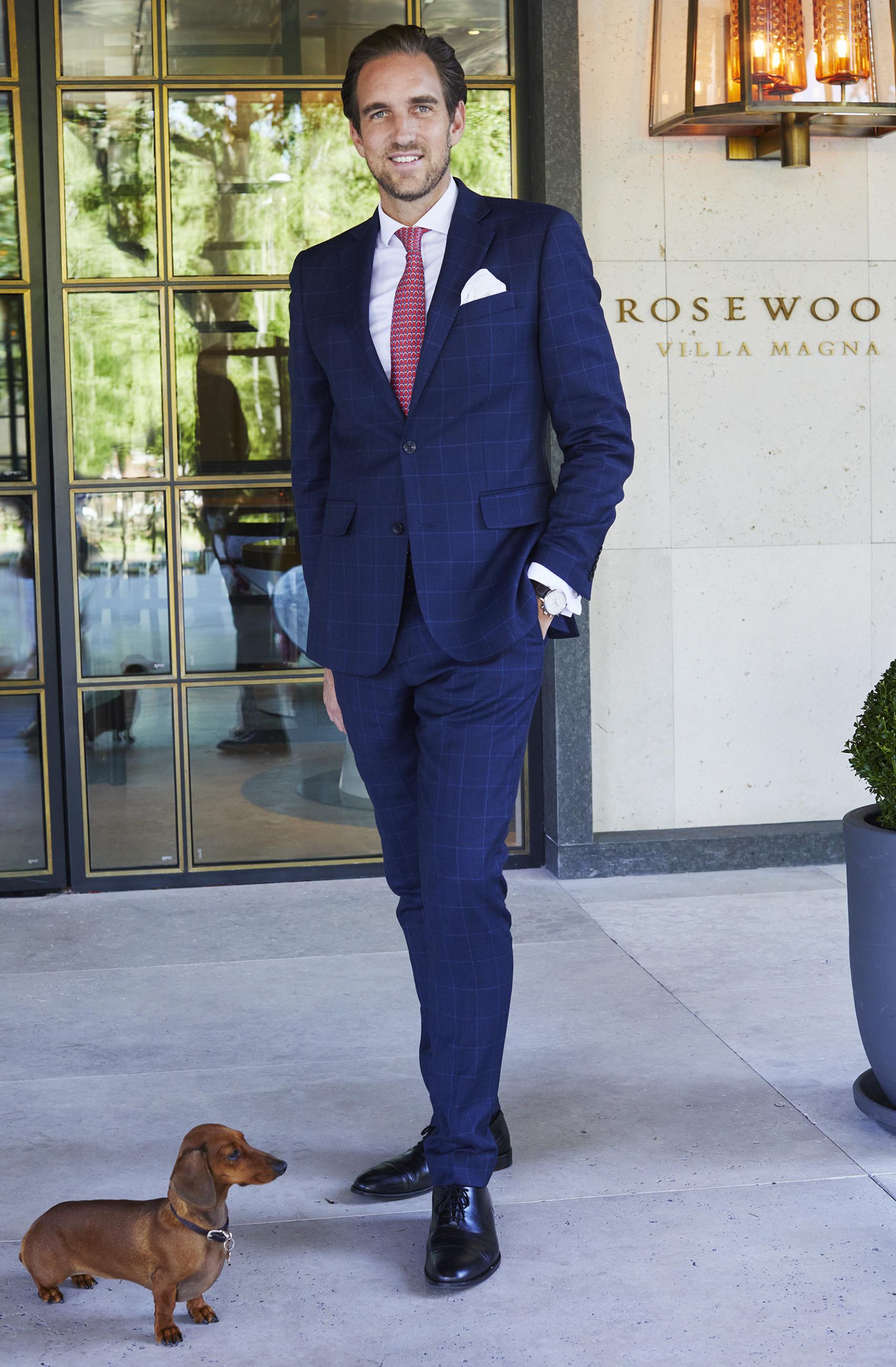 El director general del hotel Rosewood Villa Magna, Friederich Von Schönburg, junto a su perro Lulu.