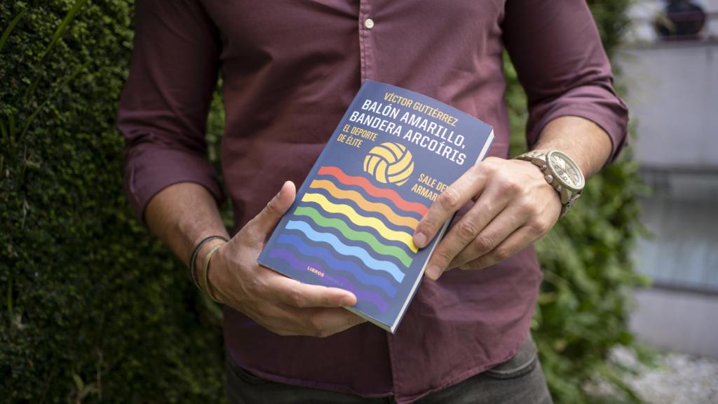 Víctor Gutiérrez posando con su libro