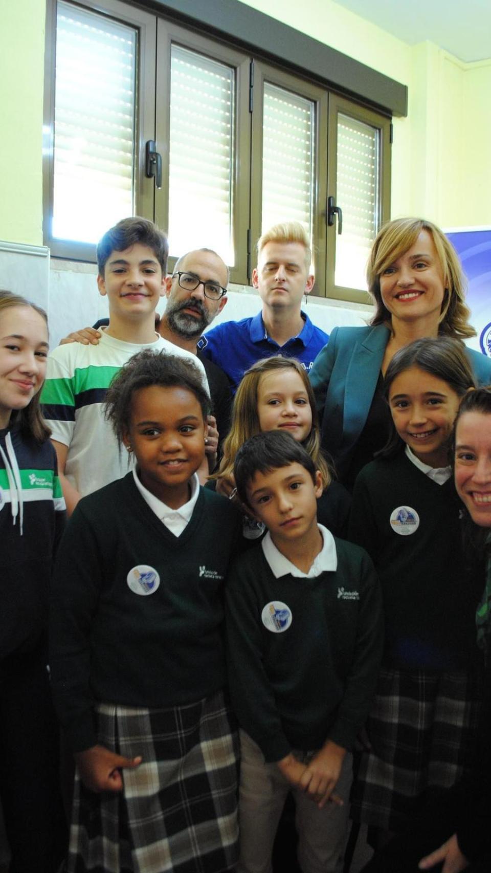 Alumnos junto a la ministra