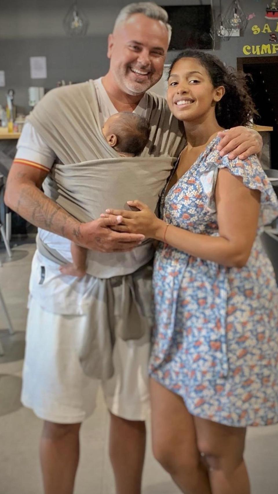 Juan Magán junto a su mujer y su último hijo en una imagen de sus redes sociales.