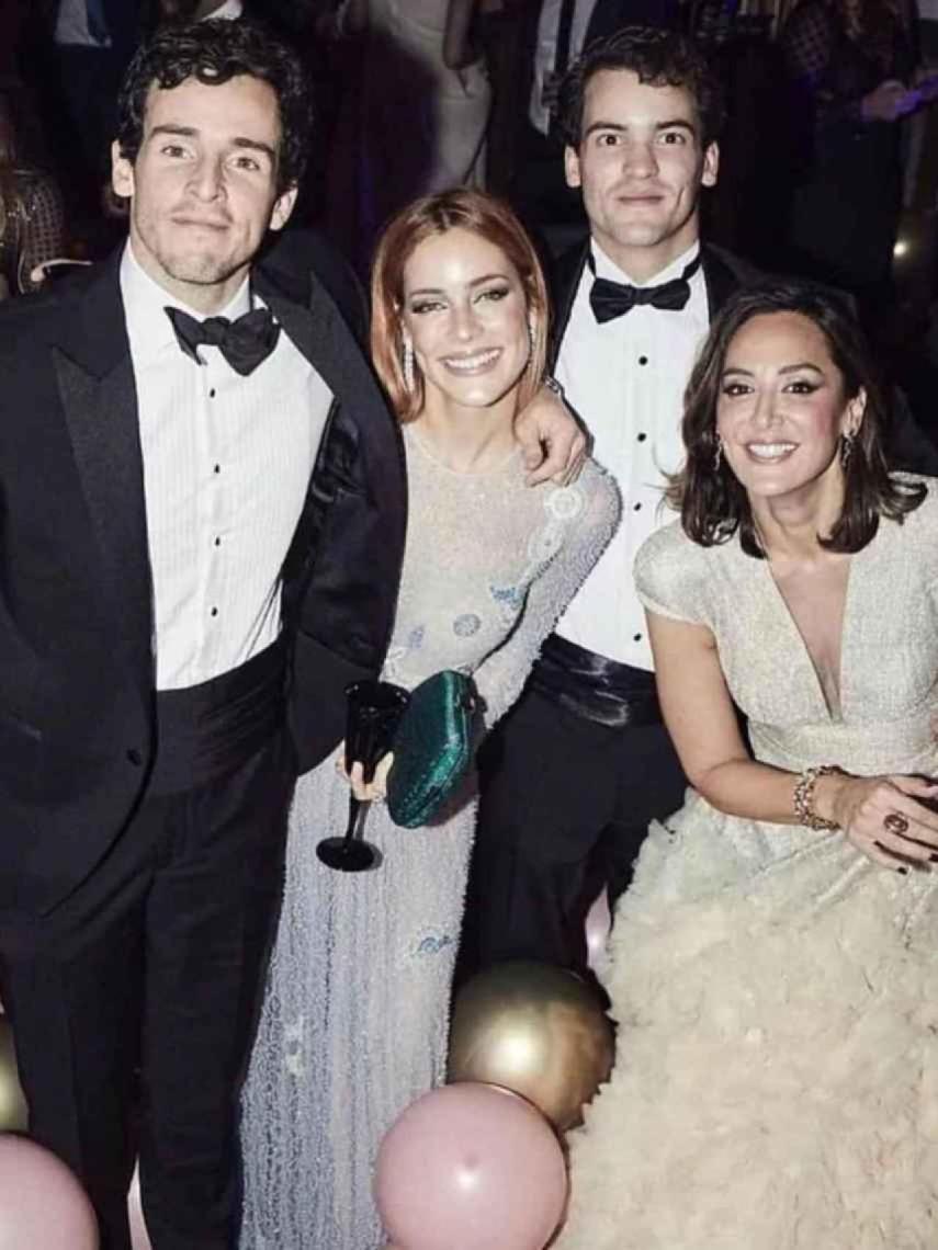 Los hermanos Onieva junto a Tamara Falcó en su 40 cumpleaños el pasado mes de noviembre.