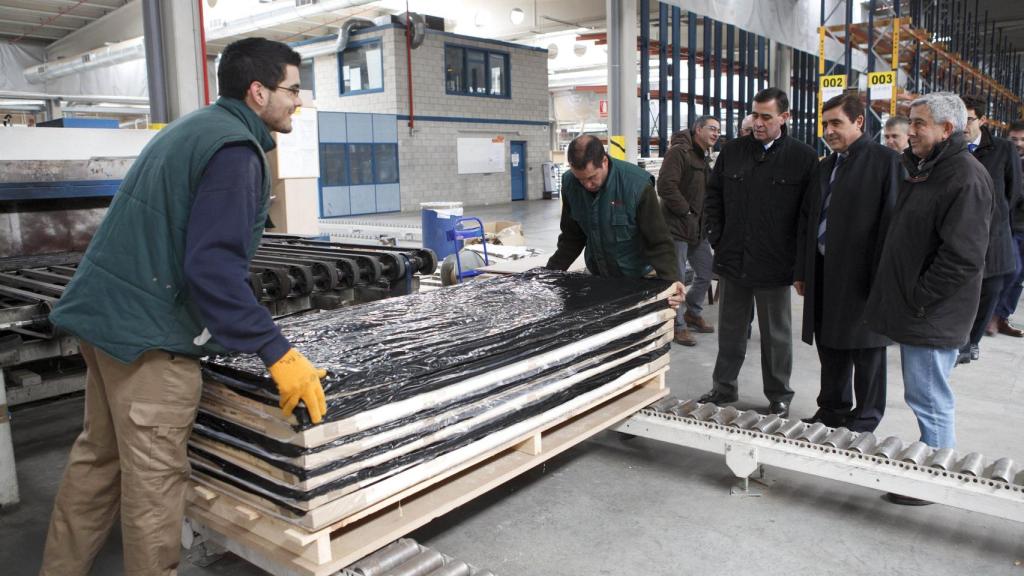 Un empleado de Norma Doors desempeña su labor durante una visita institucional a la fábrica soriana