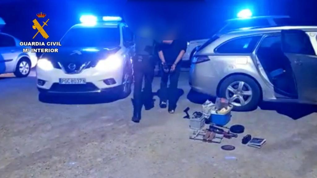 Dos detenidos interceptados mientras se fugaban tras robar en un taller de Las Merindades