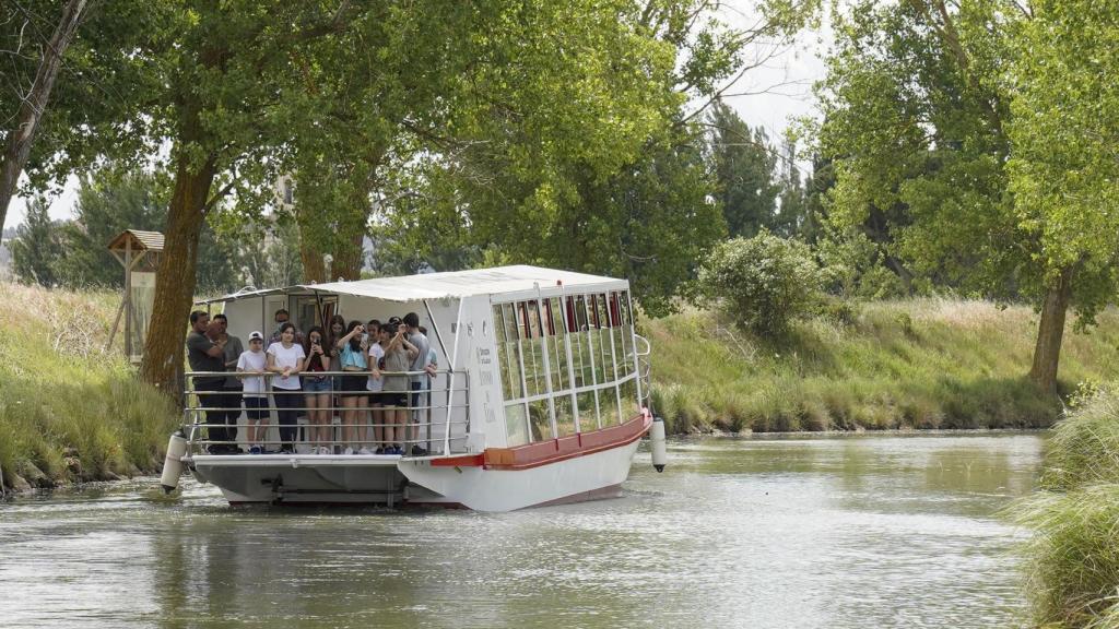 Barco Antonio de Ulloa en el Canal de Castilla, en Medina de Rioseco
