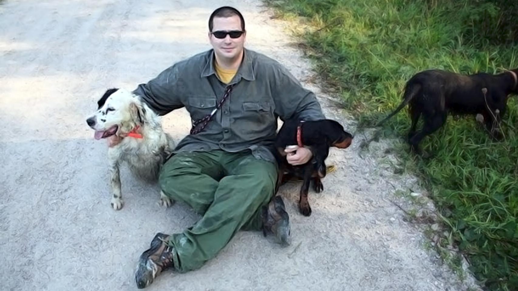 Germán Erquicia junto a sus perros en un parque de Cantabria.