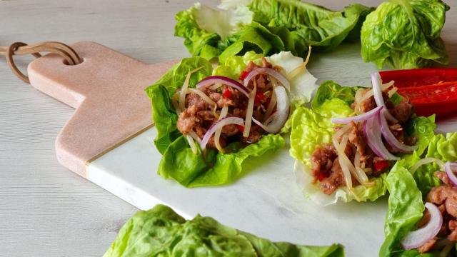Tacos de lechuga con cerdo picado, una opción divertida para darle un toque a tus recetas