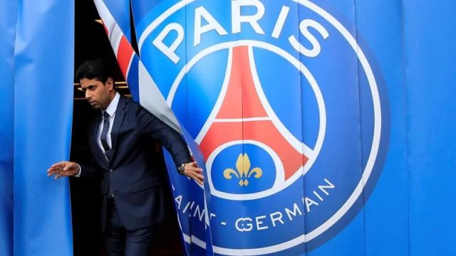 Nasser Al-Khelaifi junto al escudo del PSG