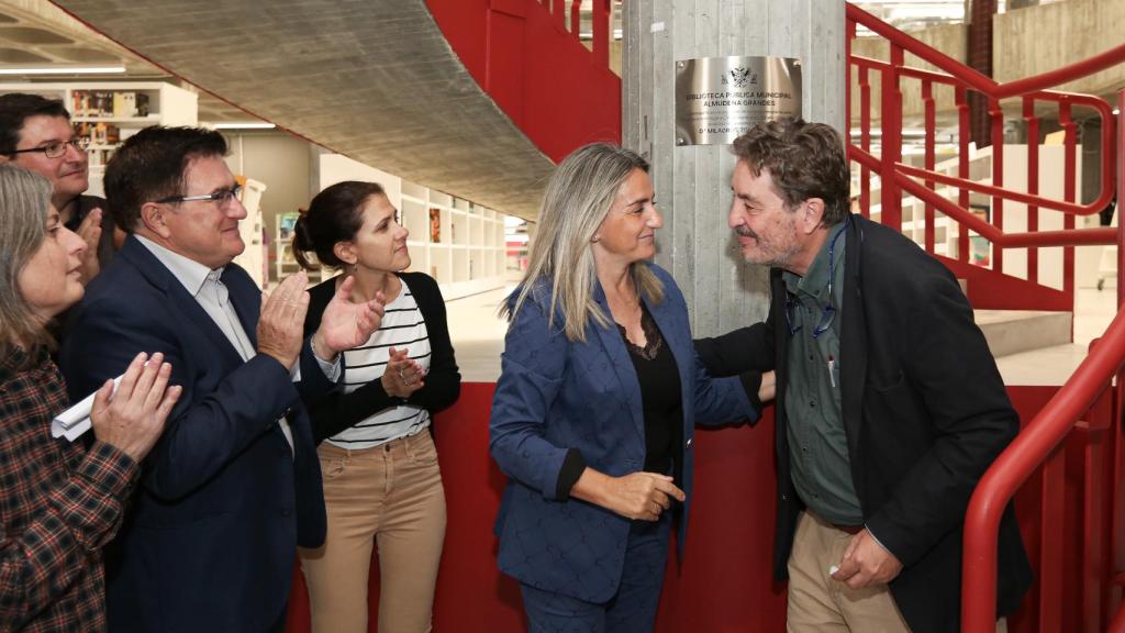 El espíritu de Almudena Grandes ya habita en la biblioteca del Polígono de Toledo