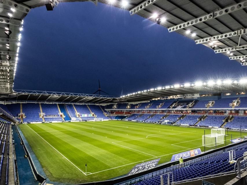 Rayas rojas y azules: el equipo de fútbol que juega con una equipación hecha con plástico reciclado