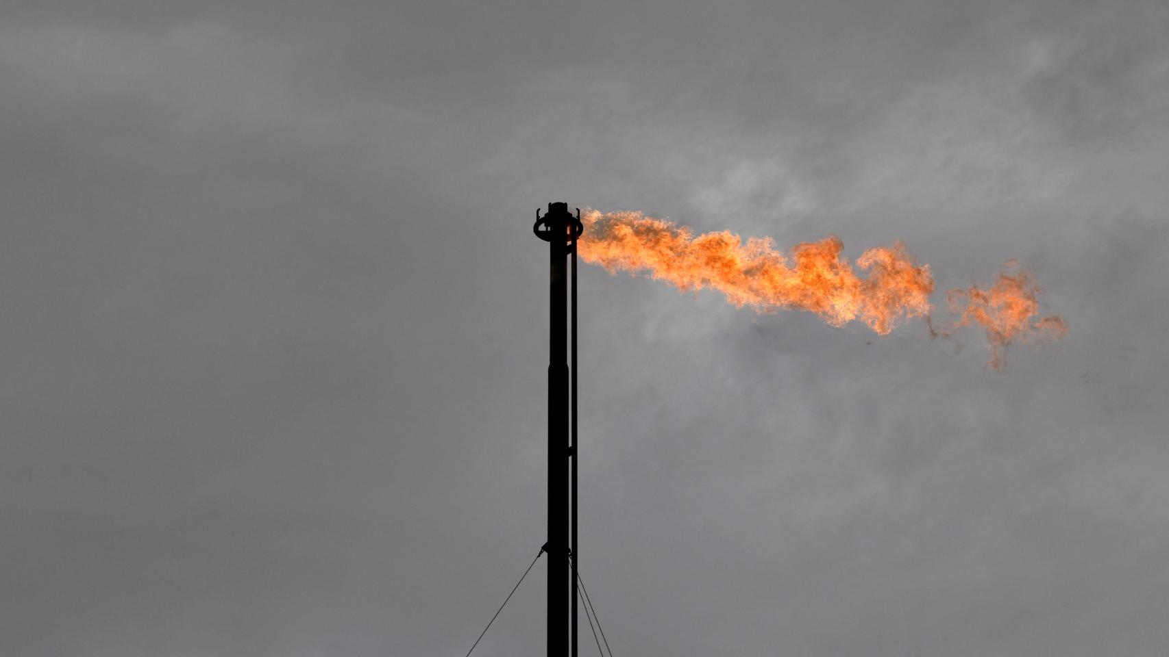 Imagen de archivo de la quema de gas natural en una planta de producción.