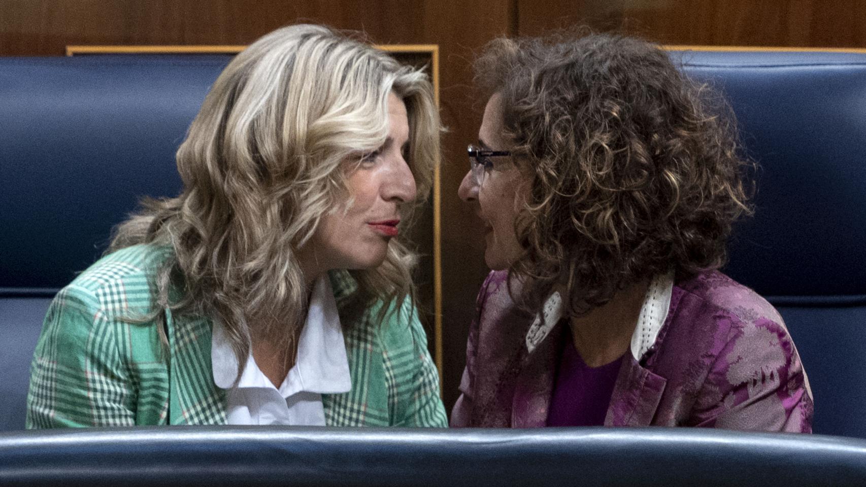 Yolanda Díaz, vicepresidenta segunda del Gobierno y ministra de Trabajo, charla con María Jesús Montero, ministra de Hacienda, en el Congreso.