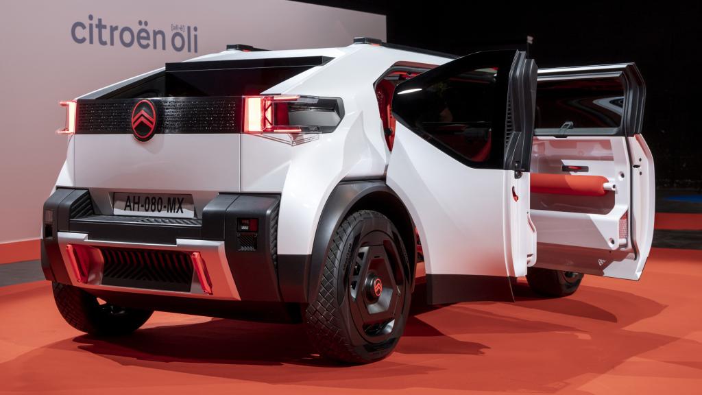 En la parte trasera tiene un espacio como en un modelo pick-up.