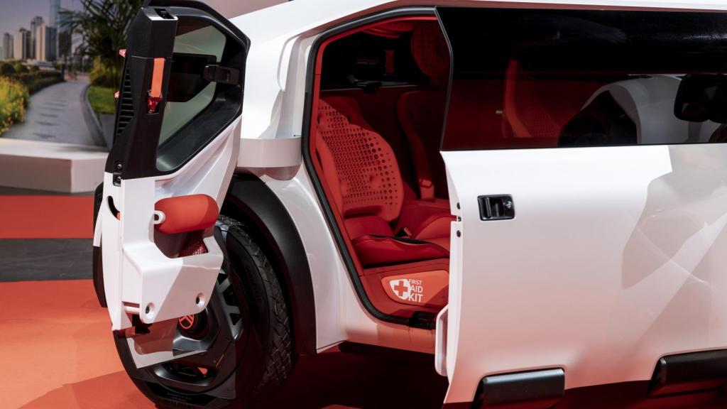 Las puertas traseras son más estrechas y utilizan cristales verticales para dejar pasar más luz al interior.