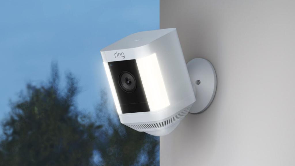La cámara Spotlight Cam Plus de Ring.