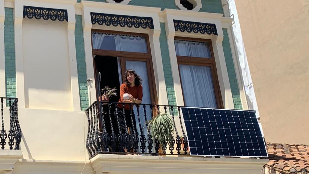 Uno de los paneles de Tornasol Energy instalado en un balcón